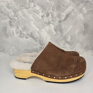 FREE PEOPLE women's oak cozy clog in tan